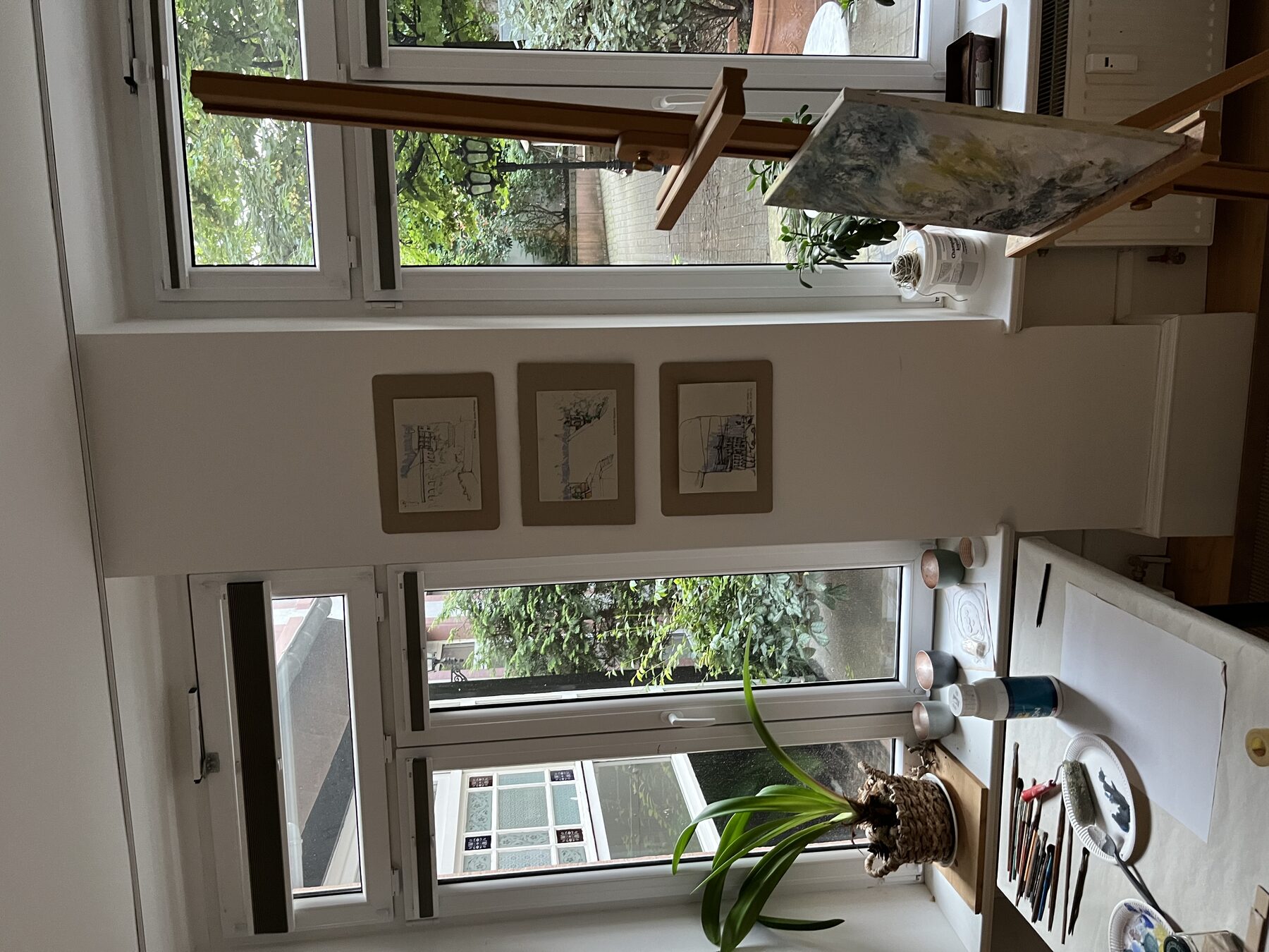 Atelierfenster mit gerahmten Skizzen