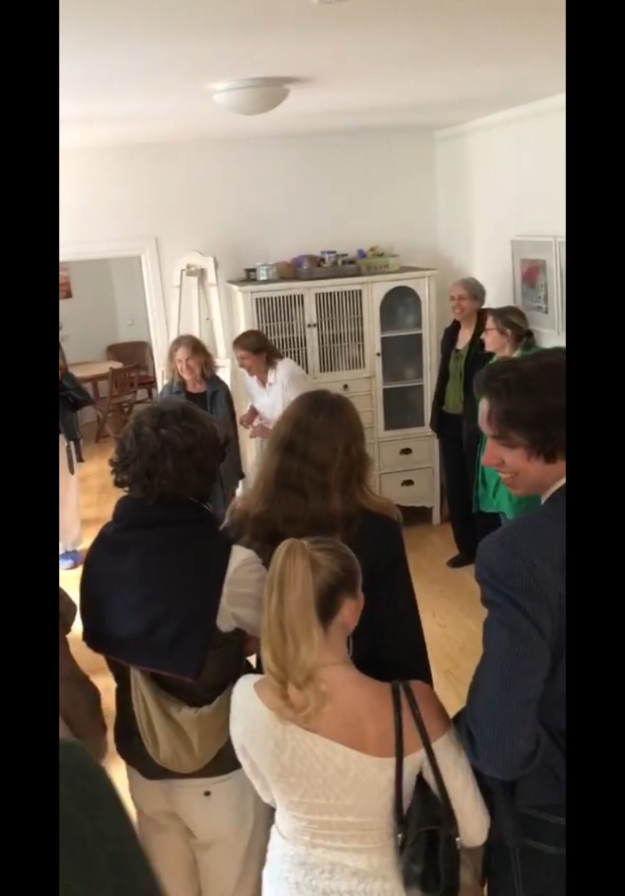 Gäste vor der Hängung