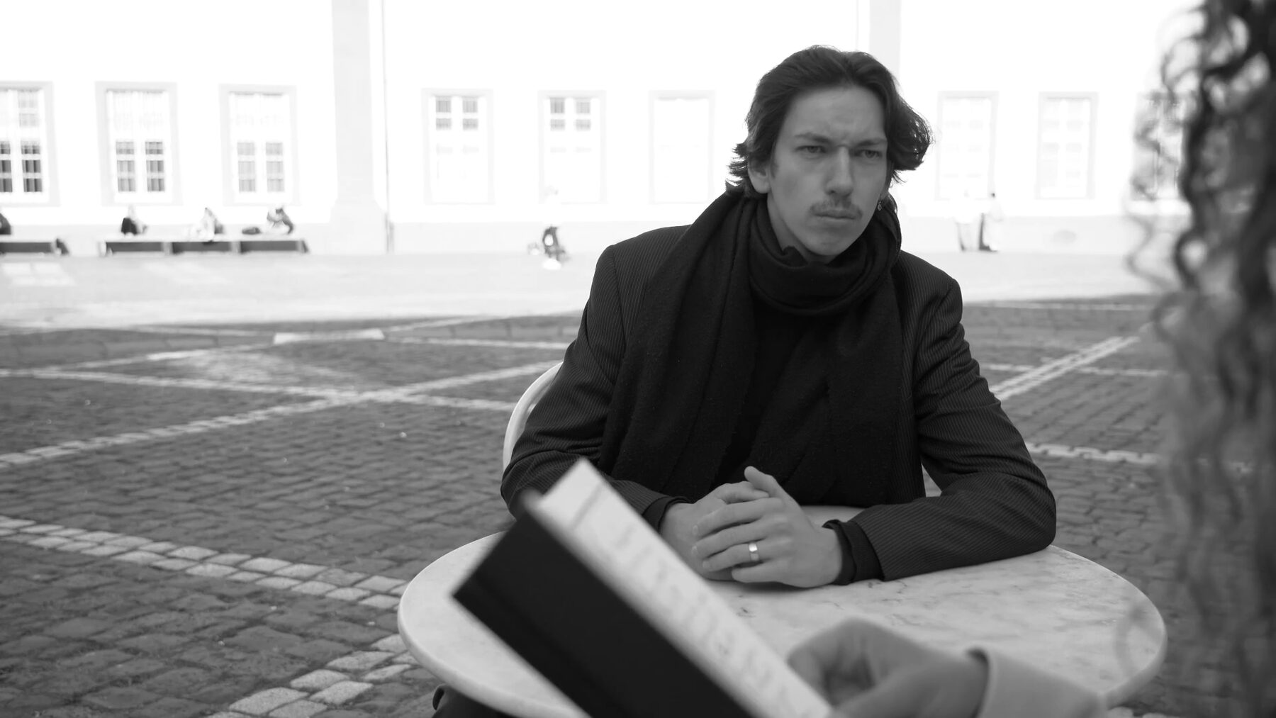 Filmstill aus „In die Ferne grüßen — Kafka in Zitaten“, Heidelberg 2024