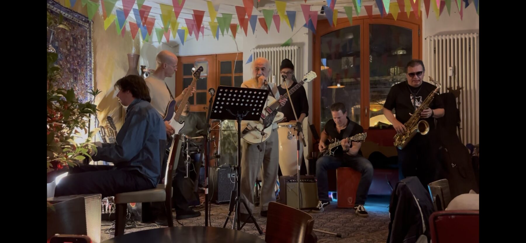 Jamsession im Casablanca Frankfurt, Dezember 2025 — Wimpelketten im Hintergrund
