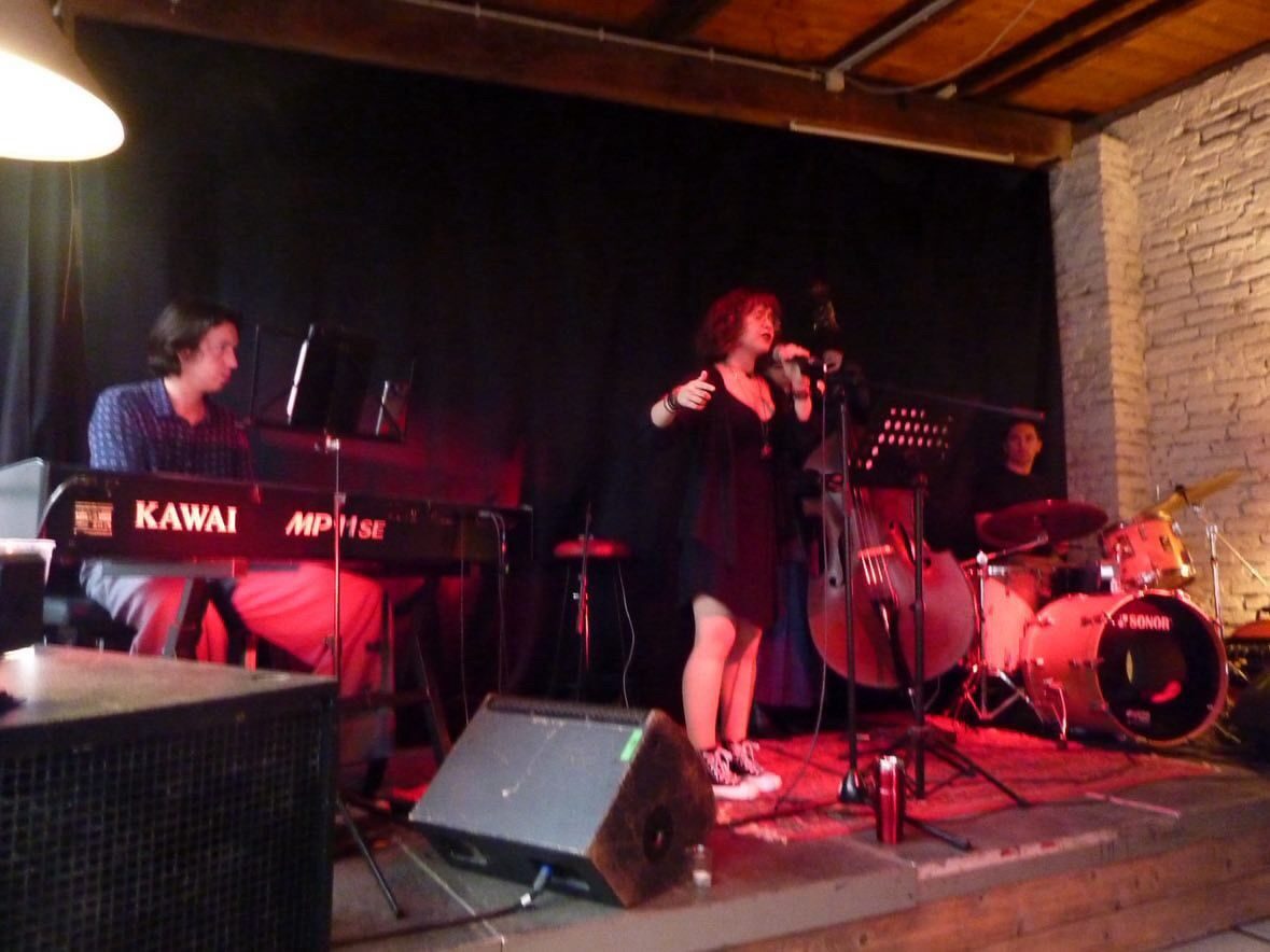 Auftritt im Netzwerk Seilerei, 06.06.26 — die Band im roten Bühnenlicht