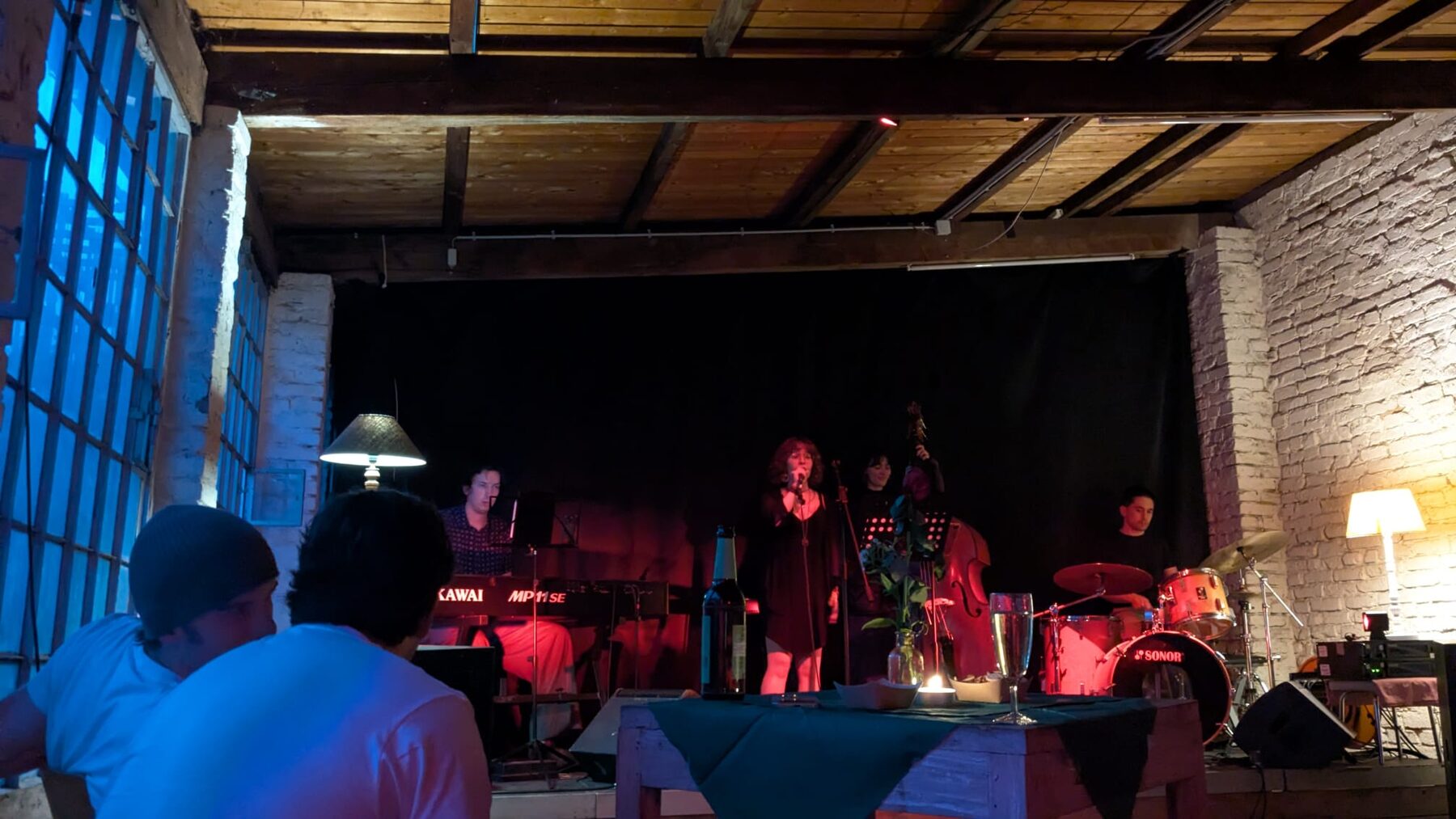 Auftritt im Netzwerk Seilerei, 06.06.26 — die Band im roten Licht