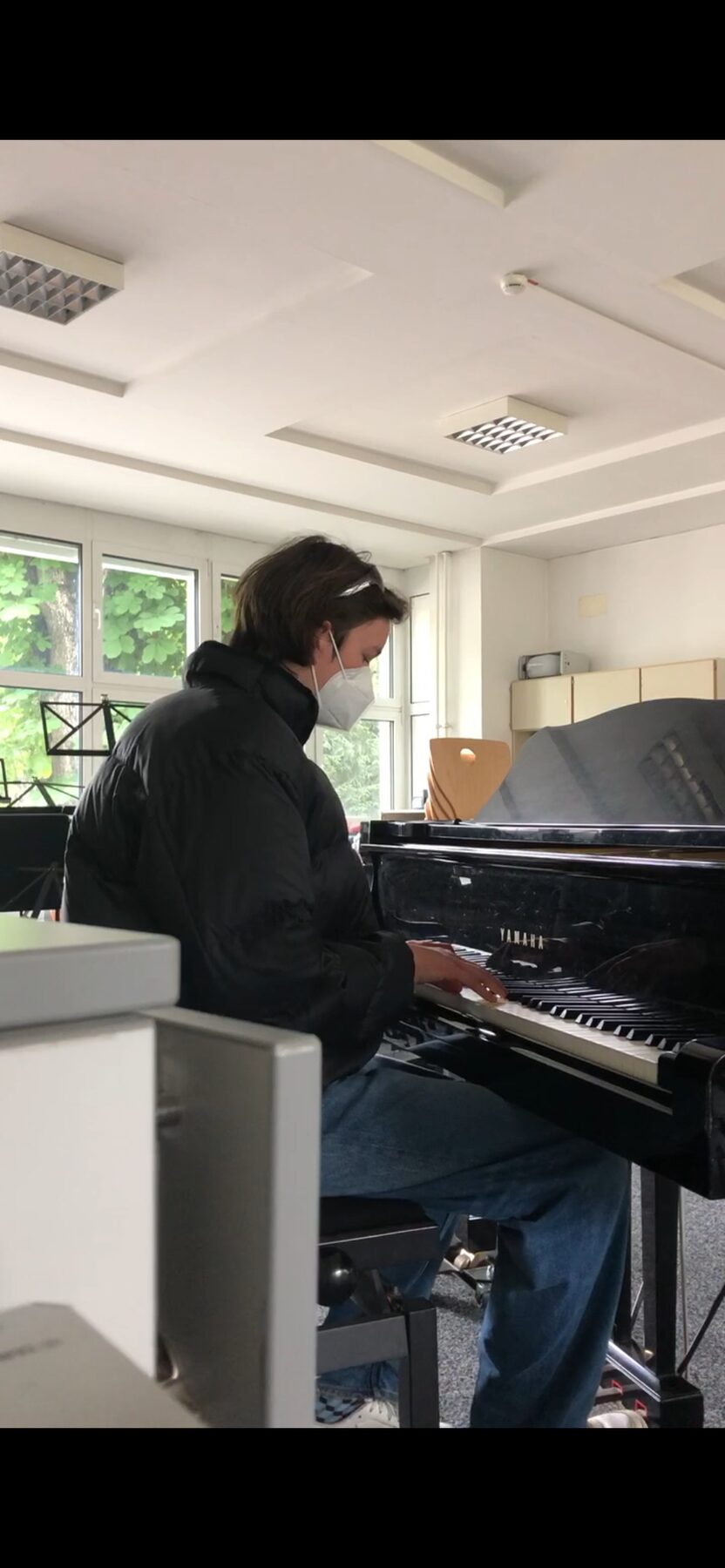 Simon Schaugg beim Üben an einem Yamaha-Flügel.