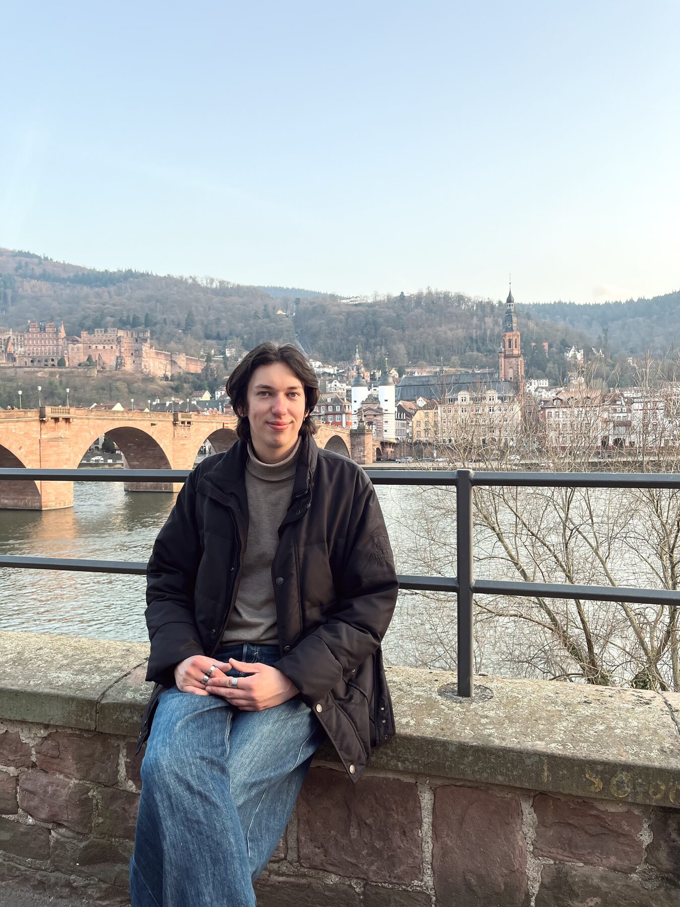 Simon Schaugg vor der Alten Brücke, Heidelberg